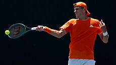 Jakub Men�ík hraje forhend v prvním kole Australian Open.