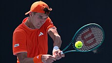 Jakub Men�ík hraje bekhend v prvním kole Australian Open.