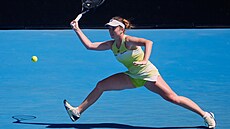 Linda Nosková dobíhá mí�ek ve druhém kole Australian Open.