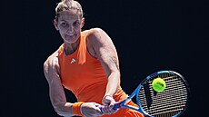 Karolína Plí�ková hraje forhend ve druhém kole Australian Open.