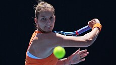 Karolína Plí�ková se soust�edí na úder ve druhém kole Australian Open.