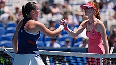 Tereza Valentová p�ijímá gratulaci od Mai Jointové po prvním kole Australian...