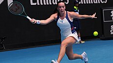 Tereza Valentová dobíhá mí�ek v prvním kole Australian Open.