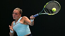 Sára Bejlek hraje forhend v prvním kole Australian Open.