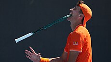 Jakub Men�ík se na sebe zlobí v prvním kole Australian Open.