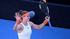 Karolína Muchová se raduje z postupu do osmifinále Australian Open.