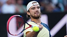 Tomá� Machá� hraje forhend v prvním kole Australian Open.