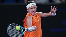 Nikola Bart��ková hraje forhend v prvním kole Australian Open.
