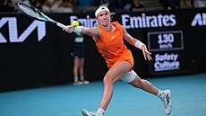 Nikola Bart��ková dobíhá mí�ek v prvním kole Australian Open.