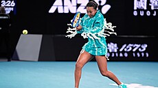 Naomi Ósakaová se rozcvi�uje v prvním kole Australian Open.