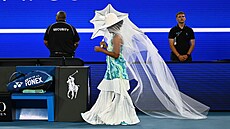 Nástupový outfit Naomi Ósakaové pro první kolo Australian Open.