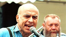 Ivan Mládek p�i vystoupení se skupinou Banjo Band (26. �ervna 2002)