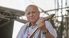Ivan Mládek p�i vystoupení se skupinou Banjo Band na letním festivalu v...