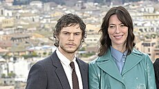 Herci ze seriálu Krása (2026). Vlevo Evan Peters a Rebeca Hallová.