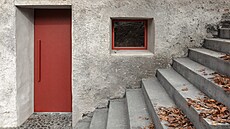 Betonové schodi�t� propojuje objekt s okolním terénem.