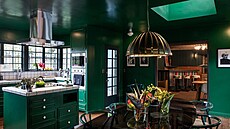 �Barva na strop� v�e propojuje, bílý strop pokoj rozp�lí,� tvrdí zakladatel...