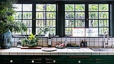 Místo bílého stropu je v kuchyni bílá barva pou�itá na pracovní desce.