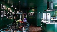 St�ny v jídeln� a chodb� zdobí fotografie um�lc�.