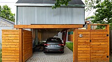 Vjezd k domu je p�ímo z ulice.