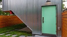 Architekti navrhli d�m s minimálním kontaktem se zemí proto, aby na stísn�ném...