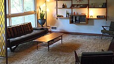 Krom� pohovky majitelé pe�liv� vybírali i odpovídající svítidla a dopl�ky.