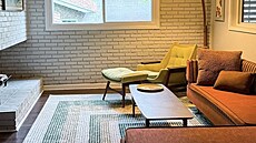 Obývací pokoj v p�ízemí � na internetu na�li odpovídající pohovku a v aukci pak...