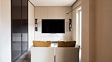 Televizní st�na byla vyrobená na míru, hlavní lo�nici odd�lují od �televizní�...