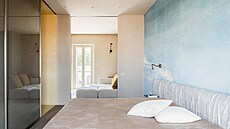 Na st�ny lo�nice pou�ila architektka materiál Argille, zcela p�írodní st�rkovou...