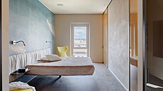 �Plovoucí� postel s integrovanými no�ními stolky vypadá, jako kdyby se voln�...