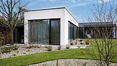 Otev�ením velkých posuvných prosklených st�n se výhled z ví�ivky projasní a...