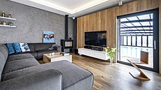 Interiér doplnila �idle Zig-Zag od holandského designéra Gerrita Rietvelda,...