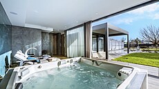 Otev�ením velkých posuvných prosklených  st�n se výhled z ví�ivky projasní...