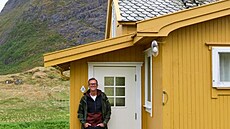 Halvor Bakke hodn� p�ekvapil: ponechal domu jeho �lutou barvu i na nov�m oblo�en� fas�dy.