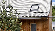 Dominantní prvek p�edstavuje výrazný �k�ilt� neboli lomený p�esah st�echy,...