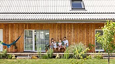 K�ilt kryje vstupy i celou délku terasy proti de�ti, tak�e vytvá�í tradi�ní...