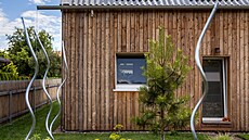 D�m má fasádu ze sibi�ského mod�ínu, který p�irozen� �stárne�.