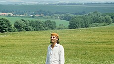 Bolek Polívka jako restituent Bohu� ve filmu D�dictcví V�ry Chytilové.