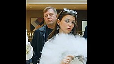 Anna Mercedes �tvrtní�ková a její otec Petr �tvrtní�ek ve videoklipu k singlu...