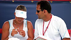 Trenér Rafael Font de Mora se svou sv��enkyní, n�meckou tenistkou Annou-Lenou...