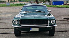 Veterány Ford Mustang Fastback GTA S390 z roku 1967 a Chevrolet Corvette C1 z...