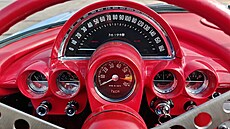 Veterány Ford Mustang Fastback GTA S390 z roku 1967 a Chevrolet Corvette C1 z...