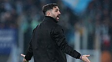 Kou� Coma Cesc Fábregas b�hem utkání s Laziem.