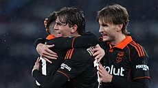 Fotbalisté Coma slaví gól do sít� Lazia.