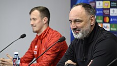 Trenér Slavie Jind�ich Trpi�ovský (vpravo) a obránce Tomá� Vl�ek na tiskové...