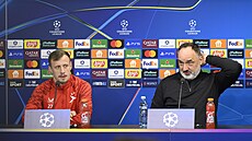 Trenér Slavie Jind�ich Trpi�ovský (vpravo) a obránce Tomá� Vl�ek na tiskové...