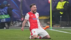 Slávistický úto�ník Vasil Ku�ej slaví gól do sít� Barcelony.