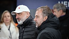 Trenér Barcelony Hansi Flick a v pozadí slávistický kou� Jind�ich Trpi�ovský...