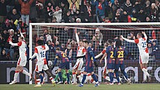 Slávisti�tí fotbalisté se radují z gólu do sít� Barcelony.