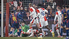 Slávistický úto�ník Vasil Ku�ej (na zemi) dokázal dotla�it balon do sít� v...