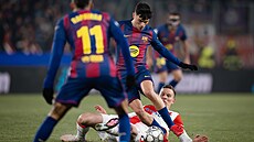 Slávistický zálo�ník Luká� Provod se skluzem sna�í zastavit Pedriho z Barcelony.